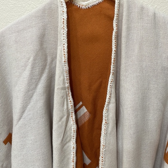 Gorgeous Tribal/Western? Y2K Design Vtg. 1990’s Cape Shawl Rust & Cream-Boho. - Picture 9 of 12
